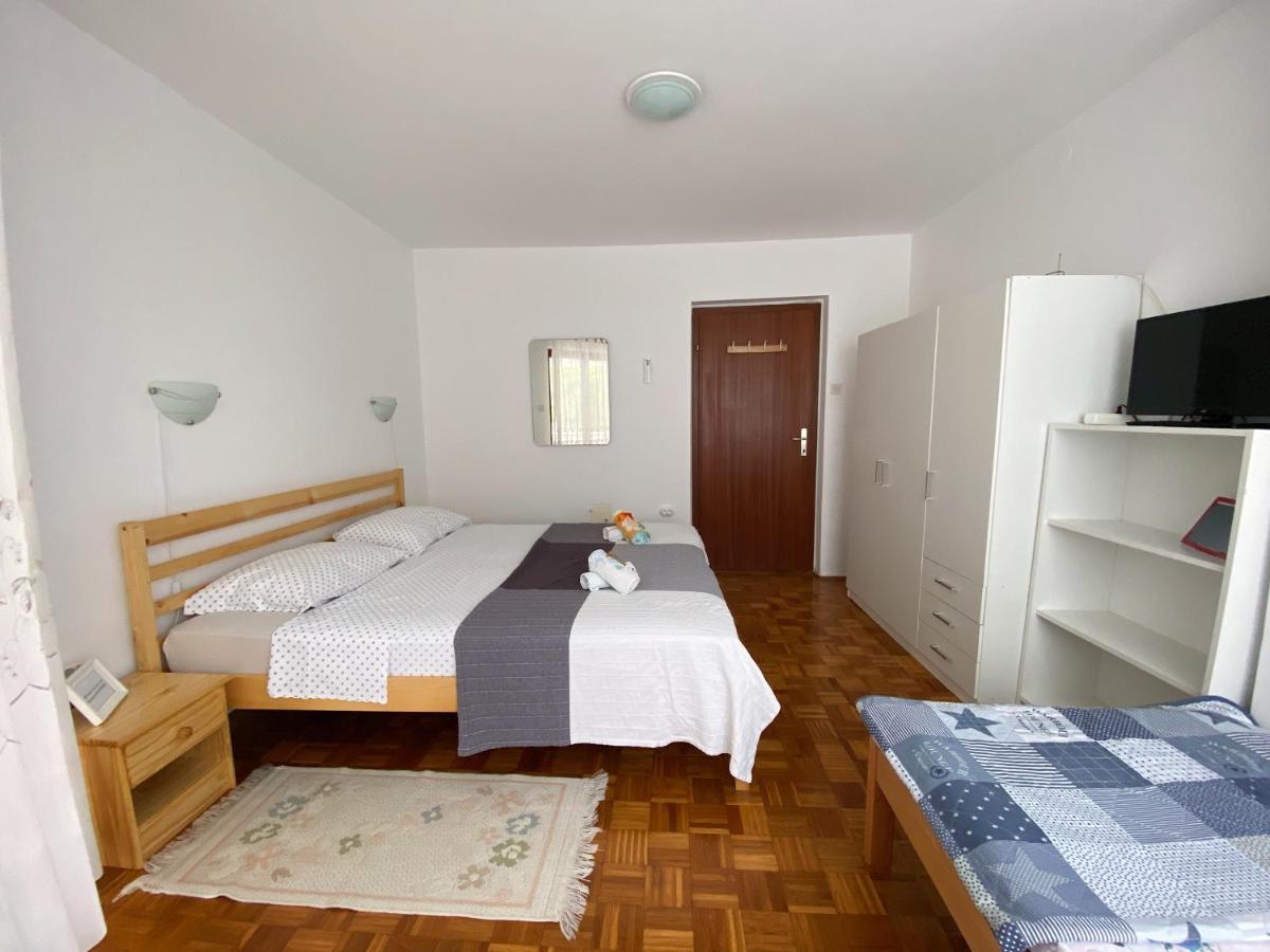 Apartments Lungomare Pula Bagian luar foto